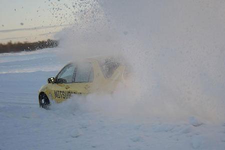 Hin und wieder zeigt auch ein Lancer Evolution, dass bei unsachgemäßer Bedienung ...