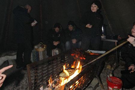 Gemeinsames Kräftetanken am Grill.