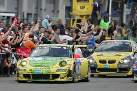 Beim 24-Stunden-Langstreckenrennen am Nürburgring wird auf und neben der Strecke einiges geboten. Einige Impressionen vom 24...