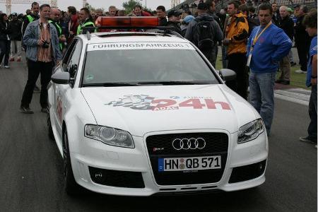 Beim 24-Stunden-Langstreckenrennen am Nürburgring wird auf und neben der Strecke einiges geboten. Einige Impressionen vom 24...