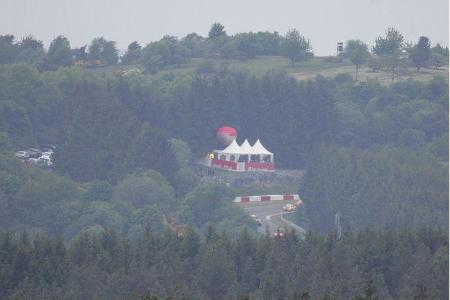 Beim 24-Stunden-Langstreckenrennen am Nürburgring wird auf und neben der Strecke einiges geboten. Einige Impressionen vom 24...