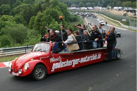 Beim 24-Stunden-Langstreckenrennen am Nürburgring wird auf und neben der Strecke einiges geboten. Einige Impressionen vom 24...