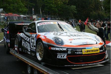 Beim 24-Stunden-Langstreckenrennen am Nürburgring wird auf und neben der Strecke einiges geboten. Einige Impressionen vom 24...