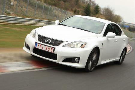 Mit vollgetankt 1.726 Kilogramm fährt die knapp fünf Meter lange, viertürige Limousine eindeutig in der Schwergewichtsklasse...
