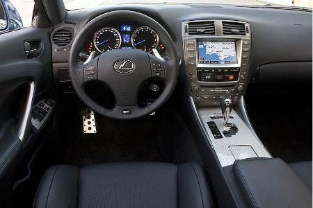 Das Cockpit wird dominiert von zwei übersichtlich gezeichneten Rundinstrumenten.