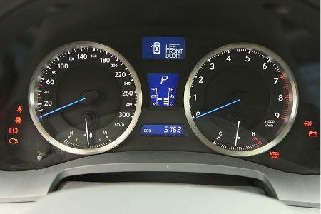 Die blauen Zeiger fallen auf.
