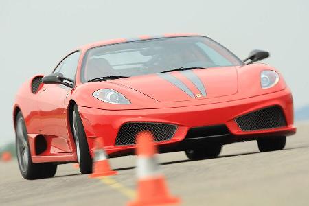 Selbst im Slalom bedarf es schon einer gewissen Grobmotorik, den Ferrari zum Ausbrechen zu bewegen.