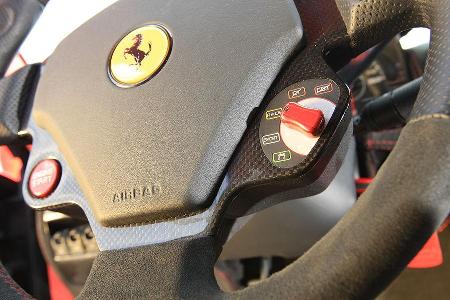 Das hohe Vertrauen in den 430 Scuderia basiert nicht allein auf den am Lenkrad einstellbaren Eingriffs-Modi der Elektronik, ...