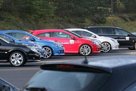 Willkommen im Race Camp von Opel. Testzentrum Dudenhofen. Rund 500 ausgewählte Kandidaten müssen hier ihr fahrerisches Könne...