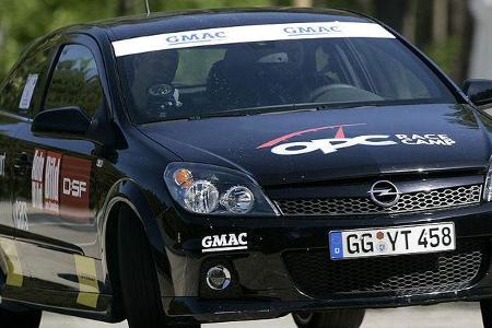 ... Fahrverhalten des Opel vertraut machen.
