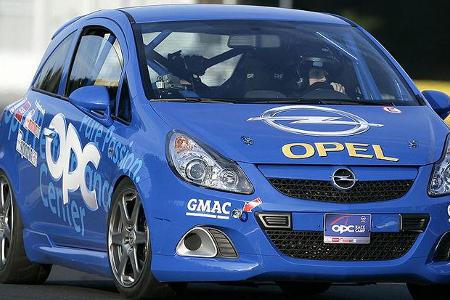 ... auf einem speziell aufgebauten Opel Corsa OPC in Rennversion drehen.