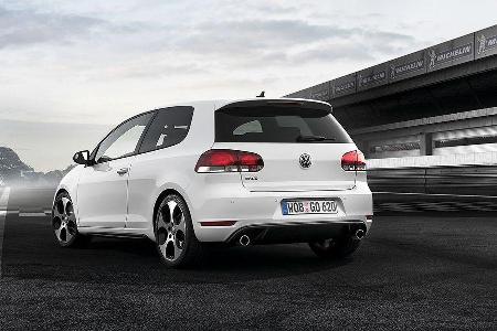 GTI-Merkmale am Heck sind ein großer Dachheckspoiler, eine ebenfalls gewachsene, tiefgezogene ...