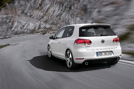 Ein Sportfahrwerk senkt den GTI um 22 Milimeter ab.