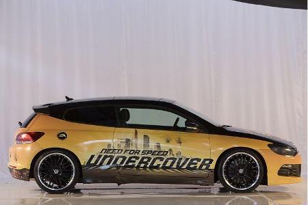 Einen mit EA-Logos übersäten Scirocco 2.0 TSI mit 200 PS, gelb-schwarzer Perleffekt-Lackierung und Leder-Ausstattung.