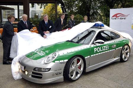 Feierlich enthüllt 2005 Bundesverkehrsminister Dr. Manfred Stolpe gemeinsam mit Partnern von Tune it! Safe! das Symbol der I...