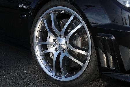 Die Sportbremsanlage wird verdeckt von 19 Zoll großen Leichtmetallfelgen mit Reifen der Größen 235/35 ZR 19 vorne und 265/30...