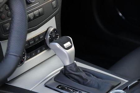 Für den Innenraum gibt es das übliche Brabus-Programm: Einstiegsleisten mit beleuchtetem Logo, spezieller Schalthebel mit Br...