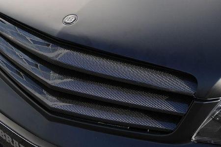 Die Kühlerschlitze präsentieren sich im Carbon-Look.
