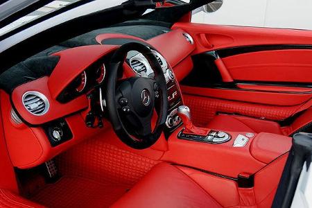 Im Innenraum dominiert rotes Leder in Zusammenspiel mit schwarzem Alcantara.