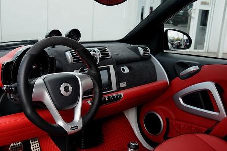 Rotes Leder gepaart mit schwarzen Alcantara im Inneren und ...
