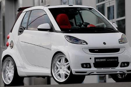 Brabus-Embleme sind bei beiden Fahrzeugen nicht zu übersehen.