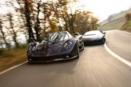 Mit lautstarken V12-Motoren lassen die Supersportler die Erde erzittern.