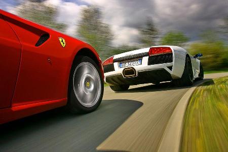 Italienisches V12-Duell: Ferrari gegen Lamborghini.