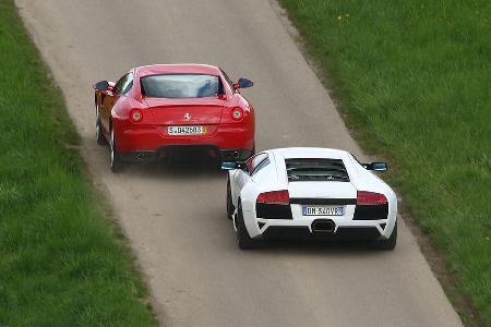 Bei Leistung und Drehmoment liegt der Lamborghini spürbar in Front.