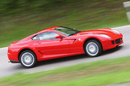 Auf die 1.13,7 des Murciélago für den kleinen Kurs in Hockenheim fehlen dem 599 knappe drei Zehntel.
