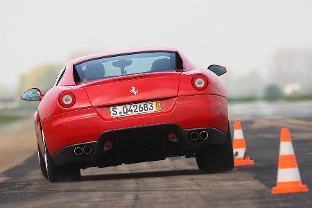 Im Slalom wankt der 599 trotz adaptiver Dämpfer sichtbar und verliert so wertvolle Zeit zum Murciélago.