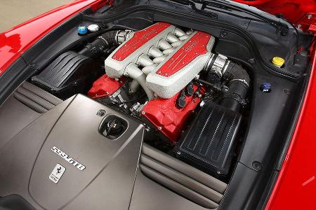 Grandios klingender Frontmittelmotor-V12 mit unbändigem Drehwillen.