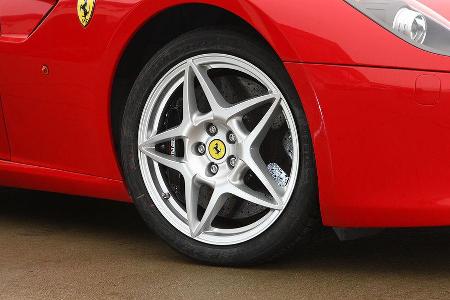 Konstant weit über ein g: Die Ferrari-Bremsen verzögern perfekt.