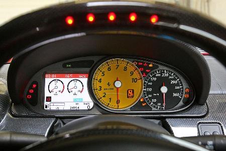 Typisch Ferrari: Drehzahlmesser gelb und mittig im Uhrenensemble.