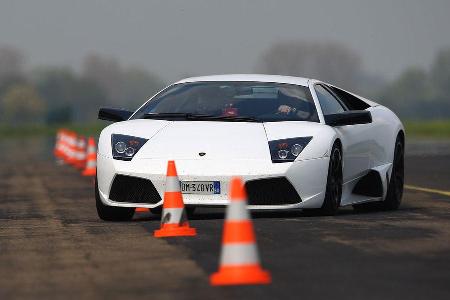 Breit wie ein LKW, aber äußerst agil: Der LP 640 beeindruckt im Slalom.