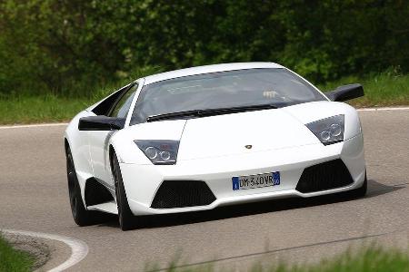 Der Lambo schiebt sich mit 11,1 Sekunden zwei Zehntel früher auf Tempo 200 km/h.