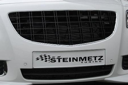 Ein neuer Kühlergrill ziert den Opel sowie ...