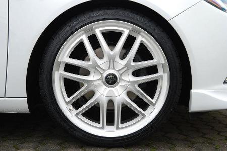 Das Fahrwerk wurde um 20 bis 25 Millimeter tiefergelegt.