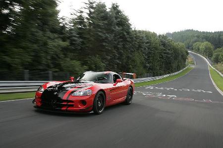 Damit knöpft Dodge der Konkurrenz über vier Sekunden ab.