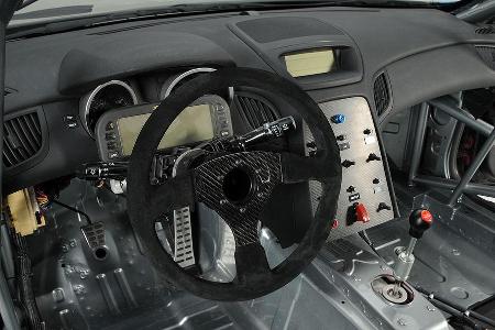 Im Innenraum befinden sich nur die nötigsten Rennsport-Accessoires: