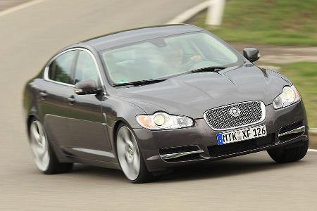 Insgesamt bringt die Limousine 1,9 Tonnen auf die Waage.