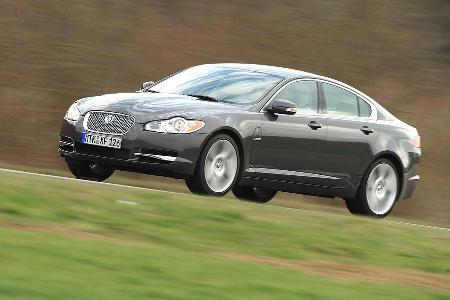 In der Länge bringt es der Jaguar auf 4,9 Meter, ...