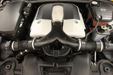 Der dem 4,2-Liter-V8 Leben einhauchende Kompressor versteckt sich unter den Ansaugrohren.