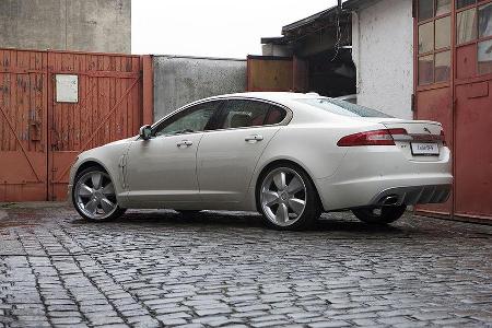 Hinten ziert den Jaguar XF von Loder ein Heckdiffusor und ein Heckabrisskanten-Spoiler.