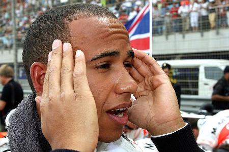 In Bahrain hatte Hamilton erneut Kummer. Bereits am Start fiel der McLaren-Pilot durch ein Problem von drei auf zehn zurück,...