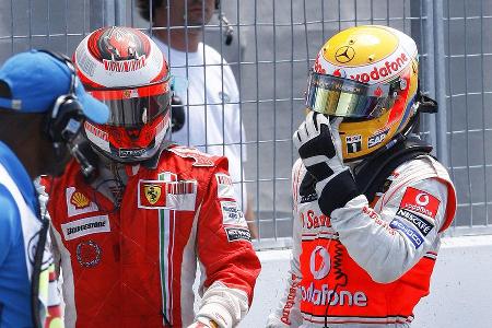 Von der Pole Position gestartet, crashte Hamilton am Ende der Boxengasse in den stehenden Ferrari von Räikkönen.