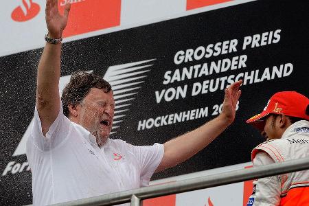 ... um am Ende den Mercedes-Sportchef auf dem Podium mit einer Champagner-Dusche zu verwöhnen.