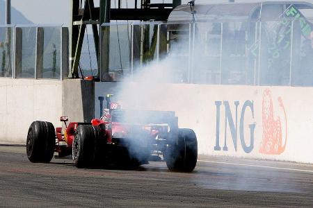 Felipe Massa erwischte es noch schlimmer: Drei Runden vor dem Ende fiel der souverän führende Brasilianer mit einem Motorsch...