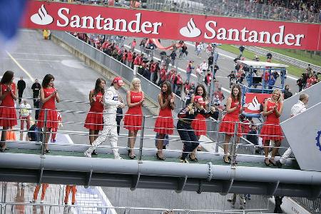Als jüngster F1-Pilot aller Zeiten durfte er einen Siegerpokal entgegennehmen.