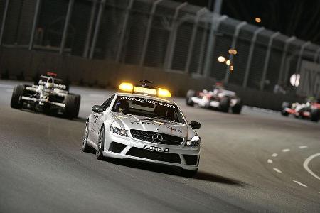 Das Safety-Car musste unter dem Flutlicht der asiatischen Hafenmetropole gleich zweimal ausrücken.