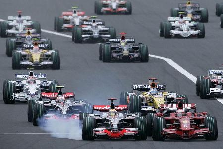 In Japan wurde mit harten Bandagen gekämpft. Am Start drängte Hamilton die Ferrari ab.